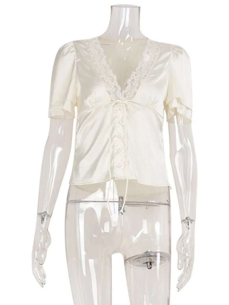 Mia – Satinbluse mit Spitzenbesatz