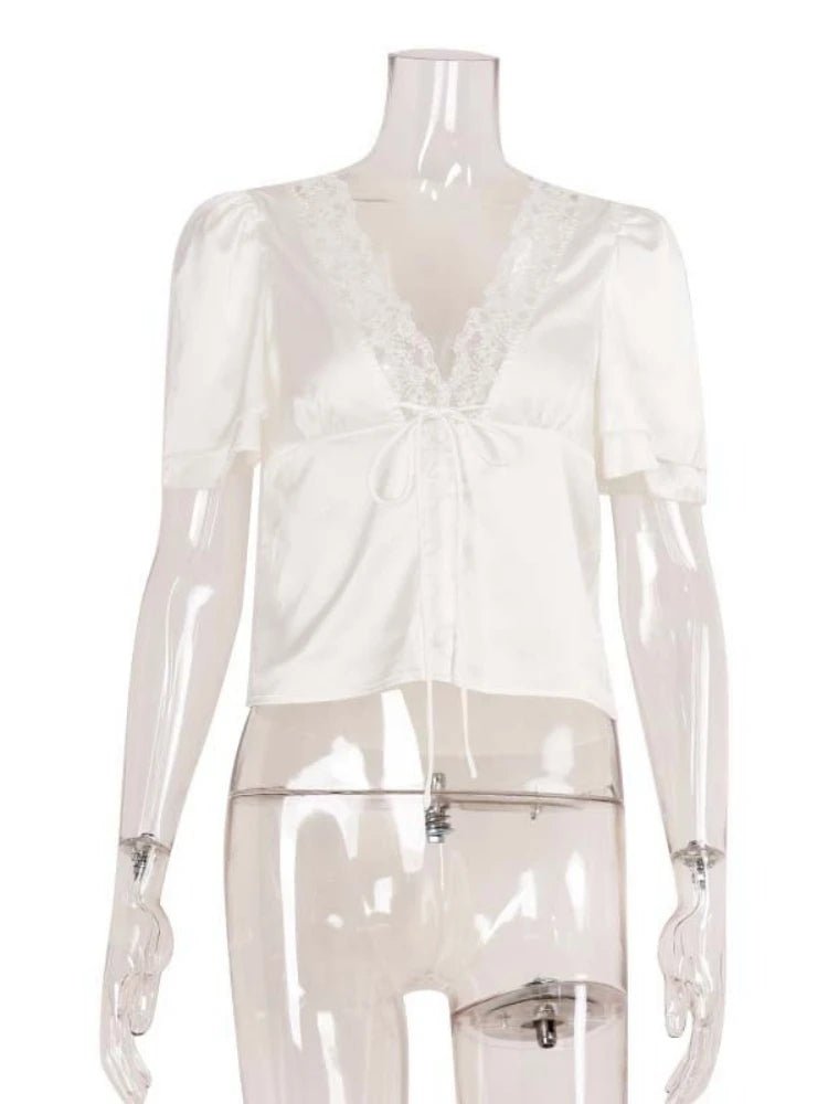 Mia – Satinbluse mit Spitzenbesatz
