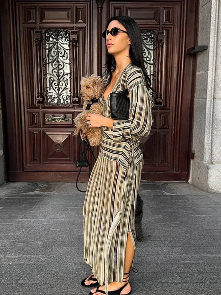 Elegantes gestreiftes Maxikleid mit V-Ausschnitt