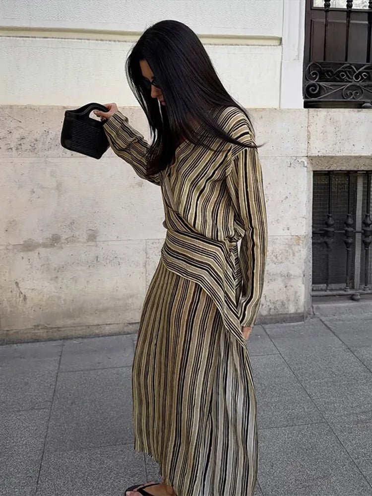 Elegantes gestreiftes Maxikleid mit V-Ausschnitt
