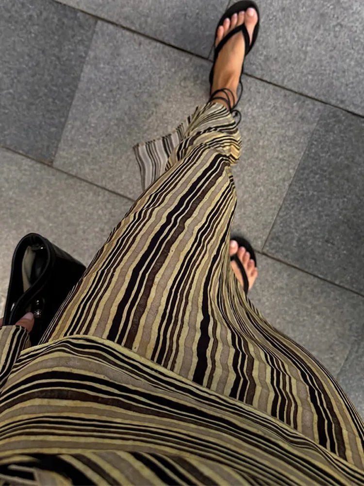 Elegantes gestreiftes Maxikleid mit V-Ausschnitt
