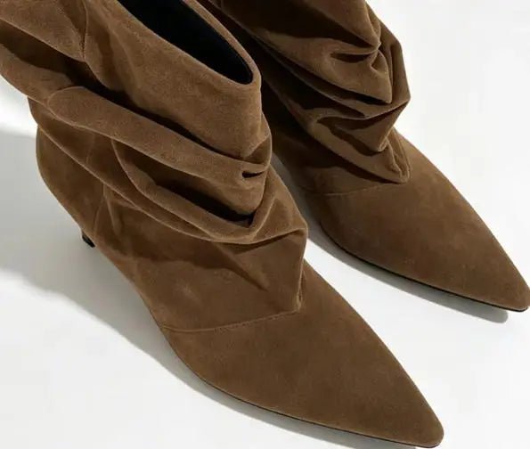 Geraffte Stiefel aus Wildlederimitat mit spitzer Zehenpartie