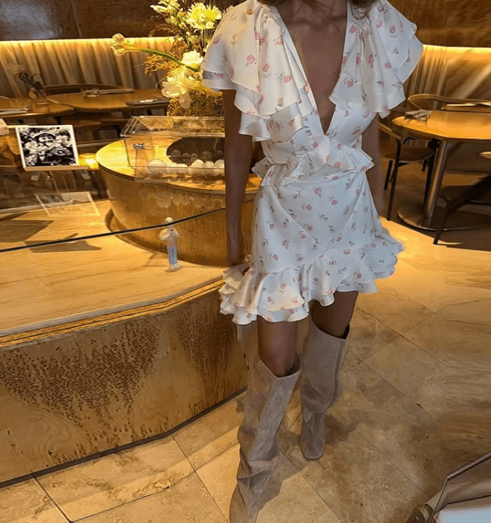 Blumiges Minikleid mit Puffärmeln