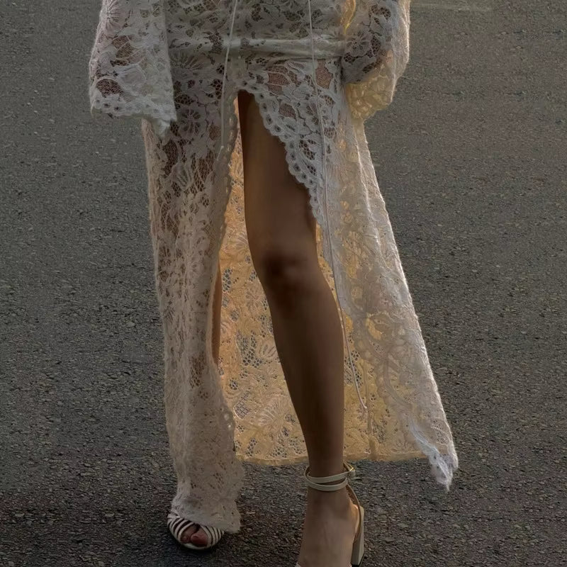 Transparentes Kleid aus französischer Spitze mit Bindebändern