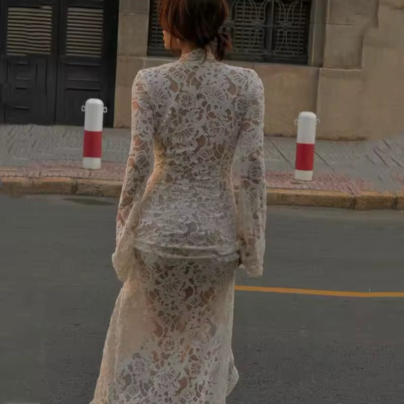 Transparentes Kleid aus französischer Spitze mit Bindebändern