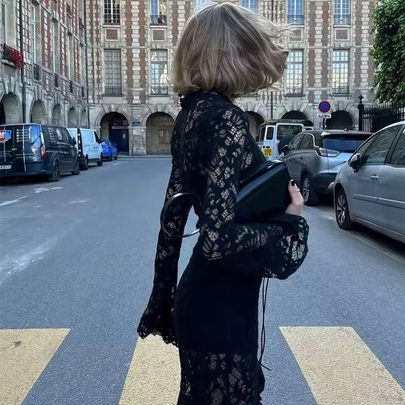 Transparentes Kleid aus französischer Spitze mit Bindebändern