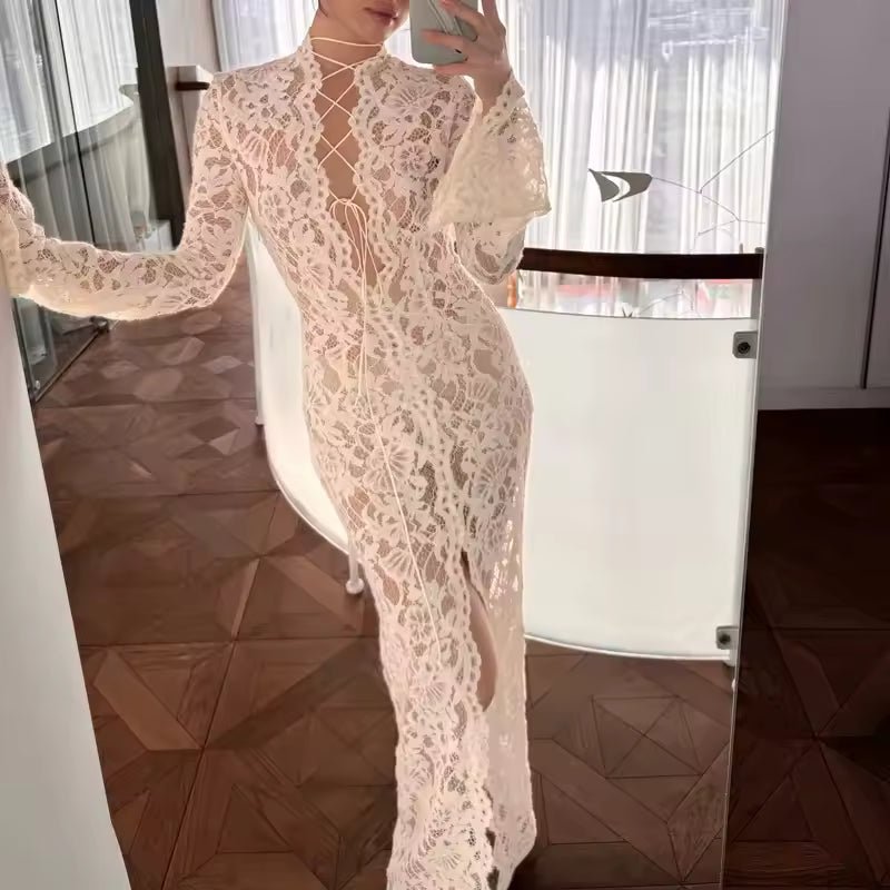 Transparentes Kleid aus französischer Spitze mit Bindebändern