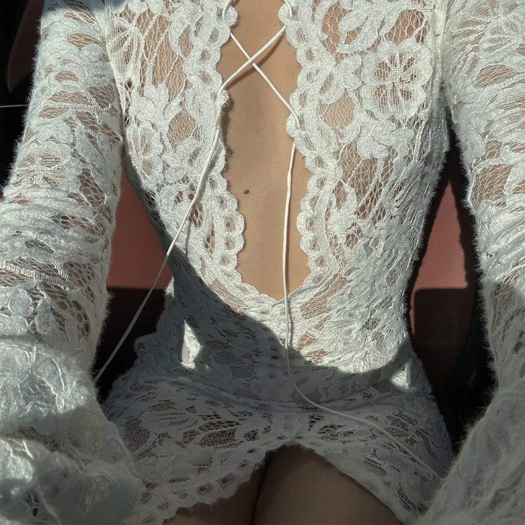 Transparentes Kleid aus französischer Spitze mit Bindebändern