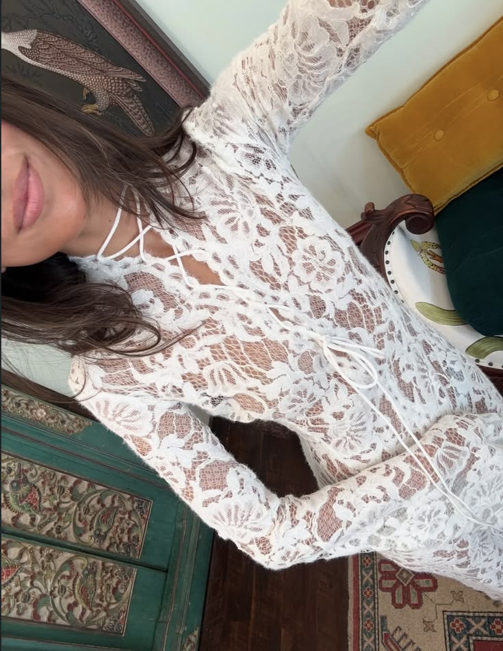Transparentes Kleid aus französischer Spitze mit Bindebändern