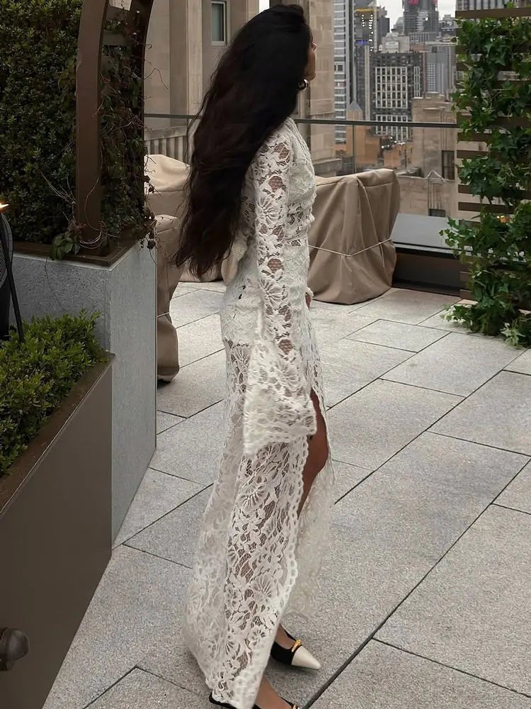 Transparentes Kleid aus französischer Spitze mit Bindebändern