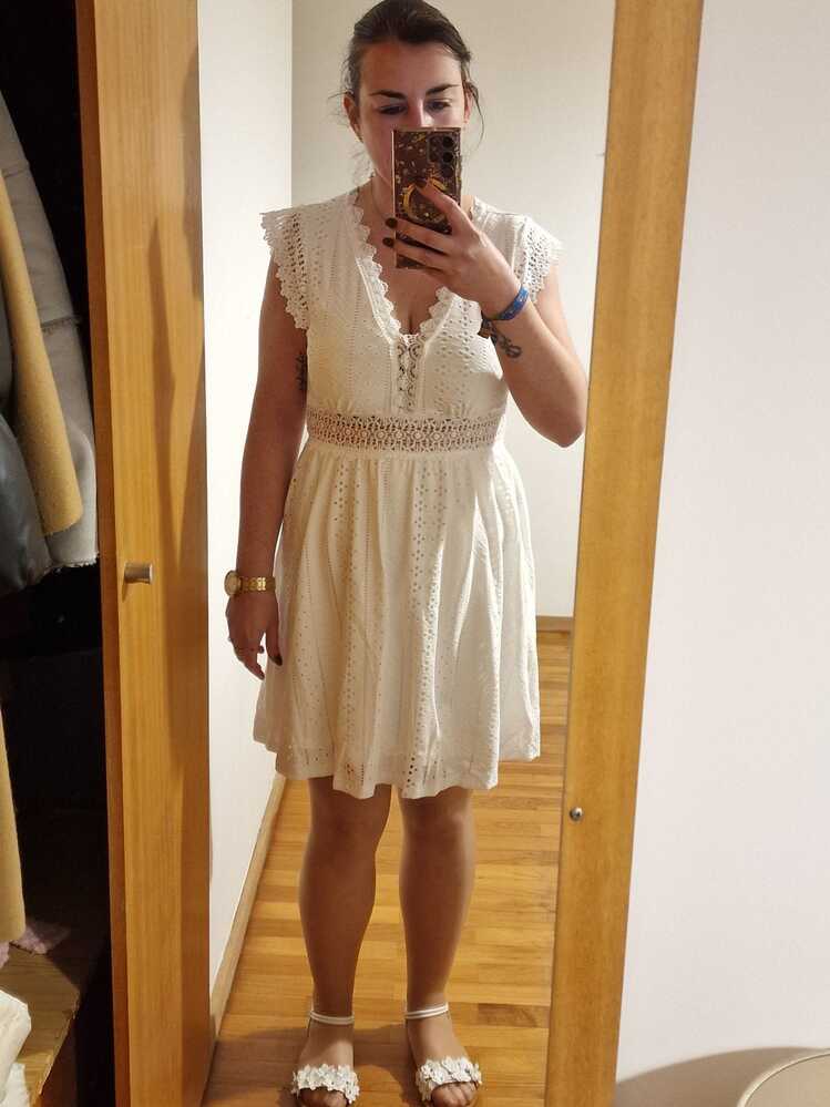 Französisches Spitzen-Kleid mit V-Ausschnitt und Passform