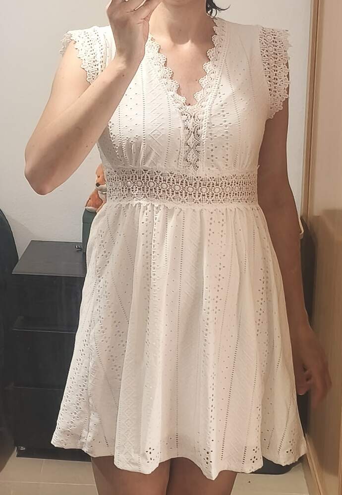 Französisches Spitzen-Kleid mit V-Ausschnitt und Passform