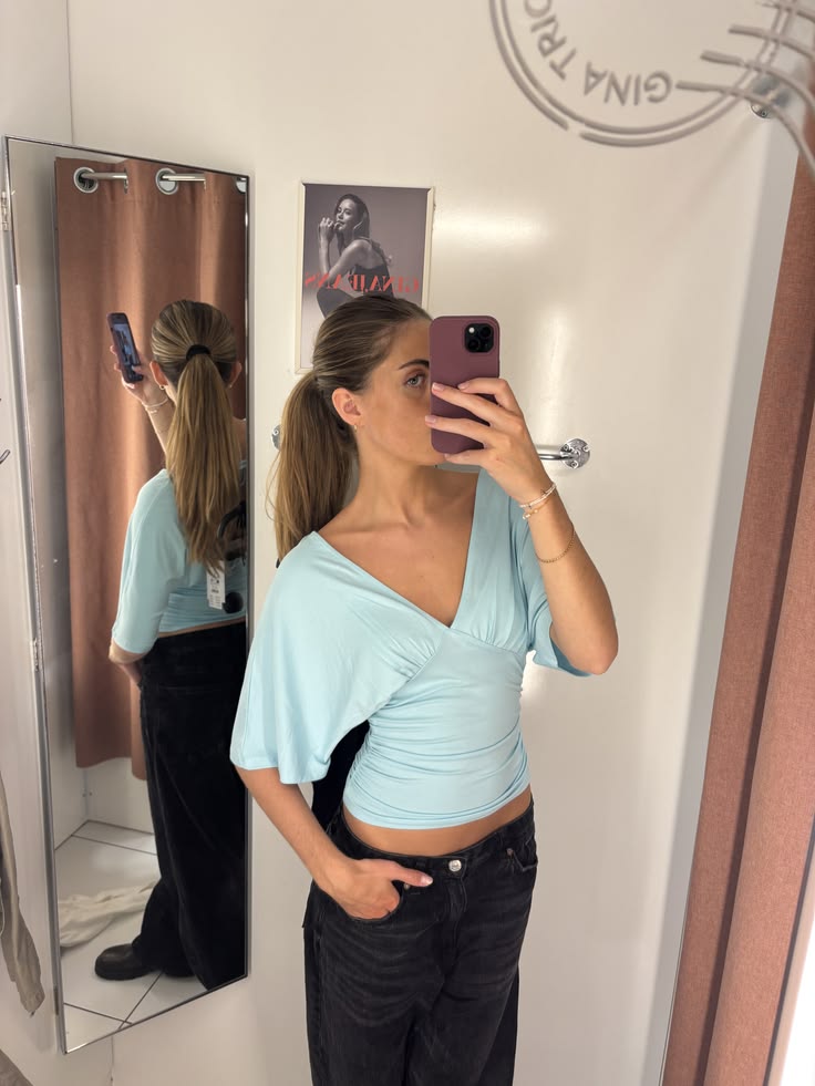 Hannah – Kurzes Top mit tiefem V-Ausschnitt und Schnürung