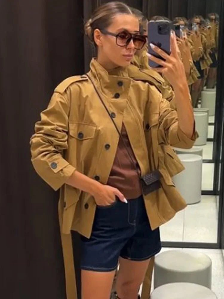 Set aus Jacke mit hohem Kragen und Gürtel und Skort