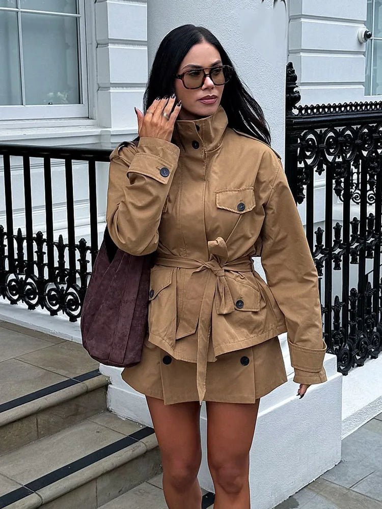 Set aus Jacke mit hohem Kragen und Gürtel und Skort