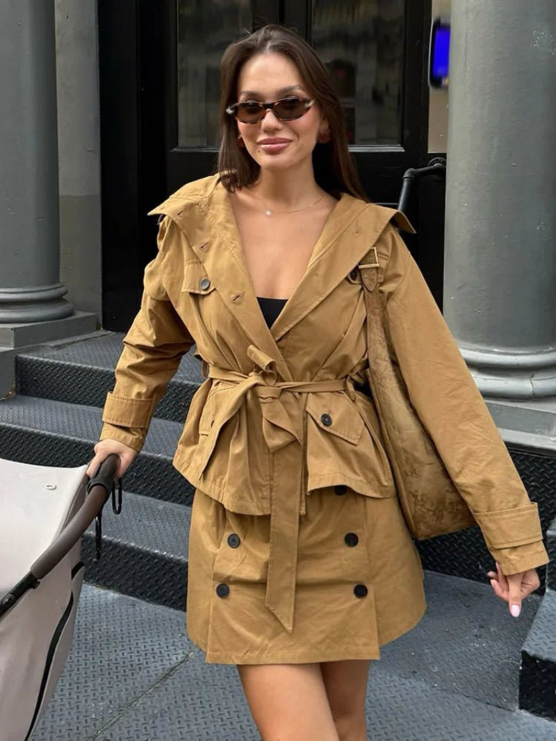 Set aus Jacke mit hohem Kragen und Gürtel und Skort