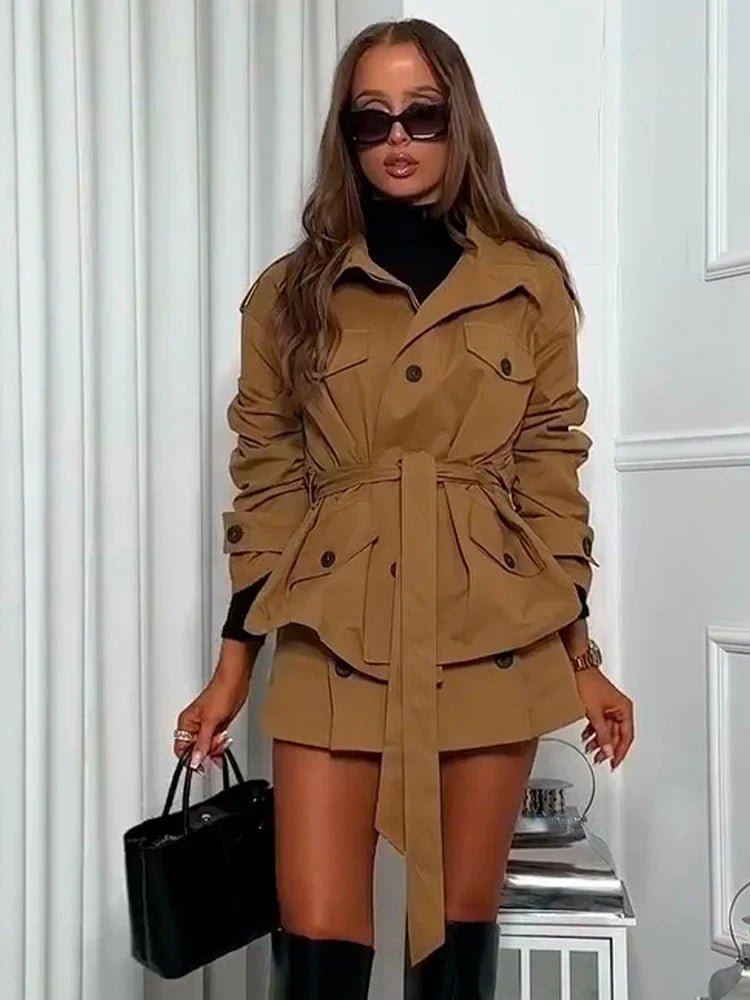 Set aus Jacke mit hohem Kragen und Gürtel und Skort