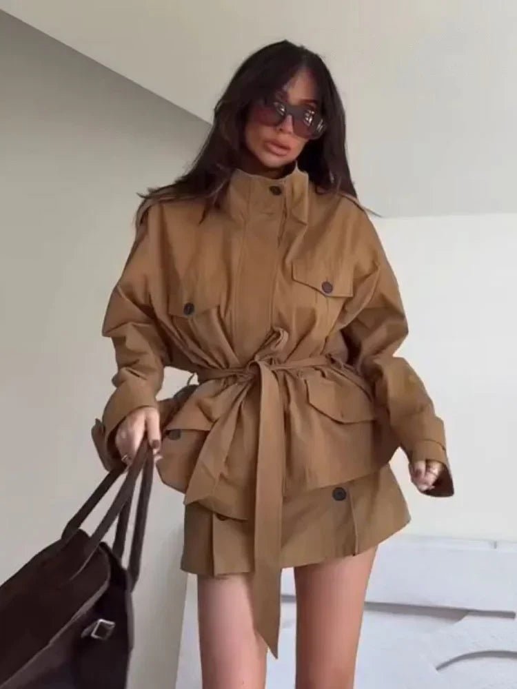 Set aus Jacke mit hohem Kragen und Gürtel und Skort