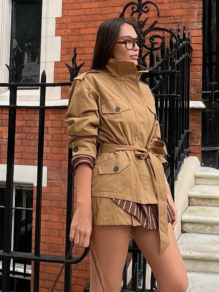 Set aus Jacke mit hohem Kragen und Gürtel und Skort
