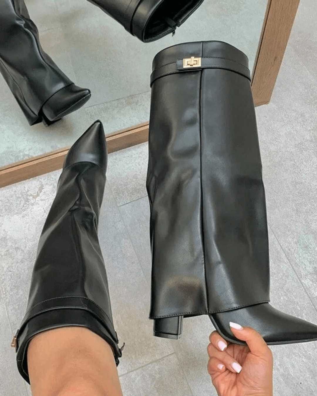 Hohe Stiefeletten aus Wildlederimitat