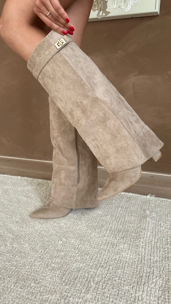 Hohe Stiefeletten aus Wildlederimitat