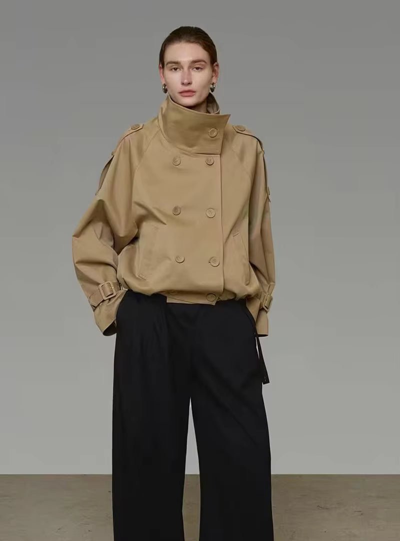 Kurze Trenchjacke mit hohem Kragen