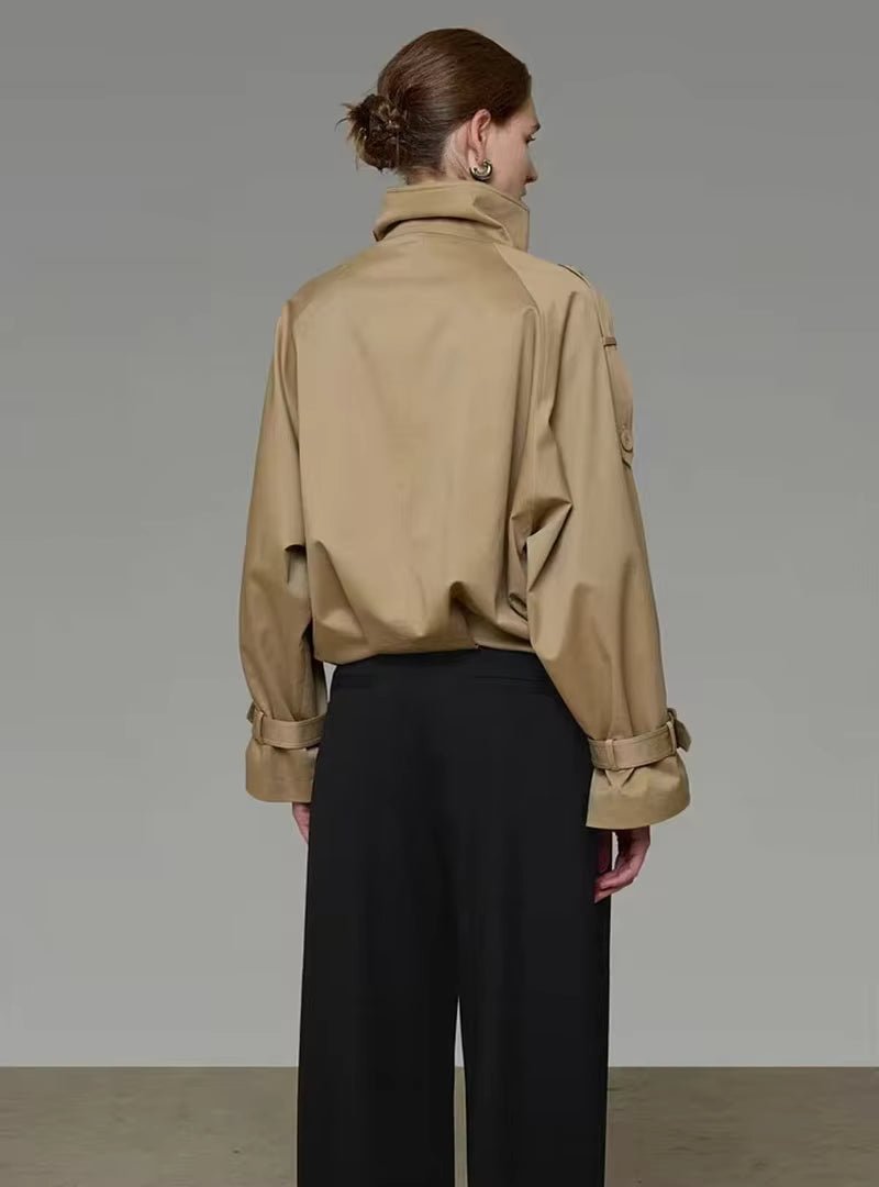 Kurze Trenchjacke mit hohem Kragen