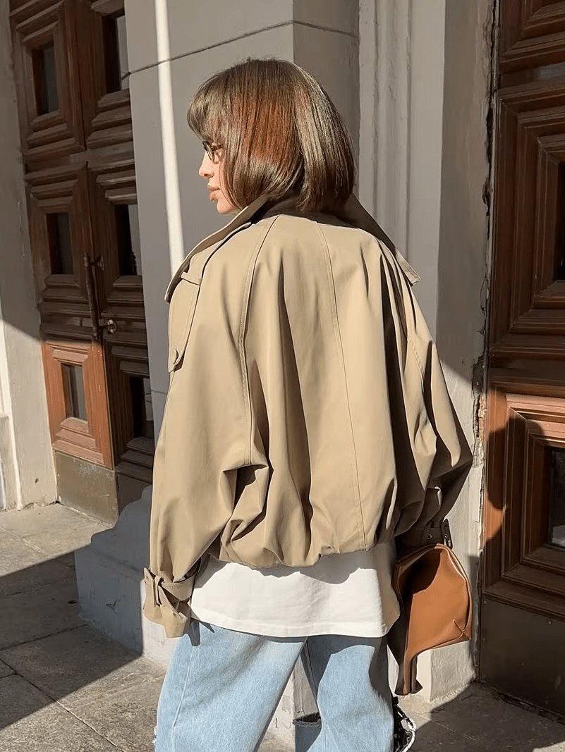 Kurze Trenchjacke mit hohem Kragen