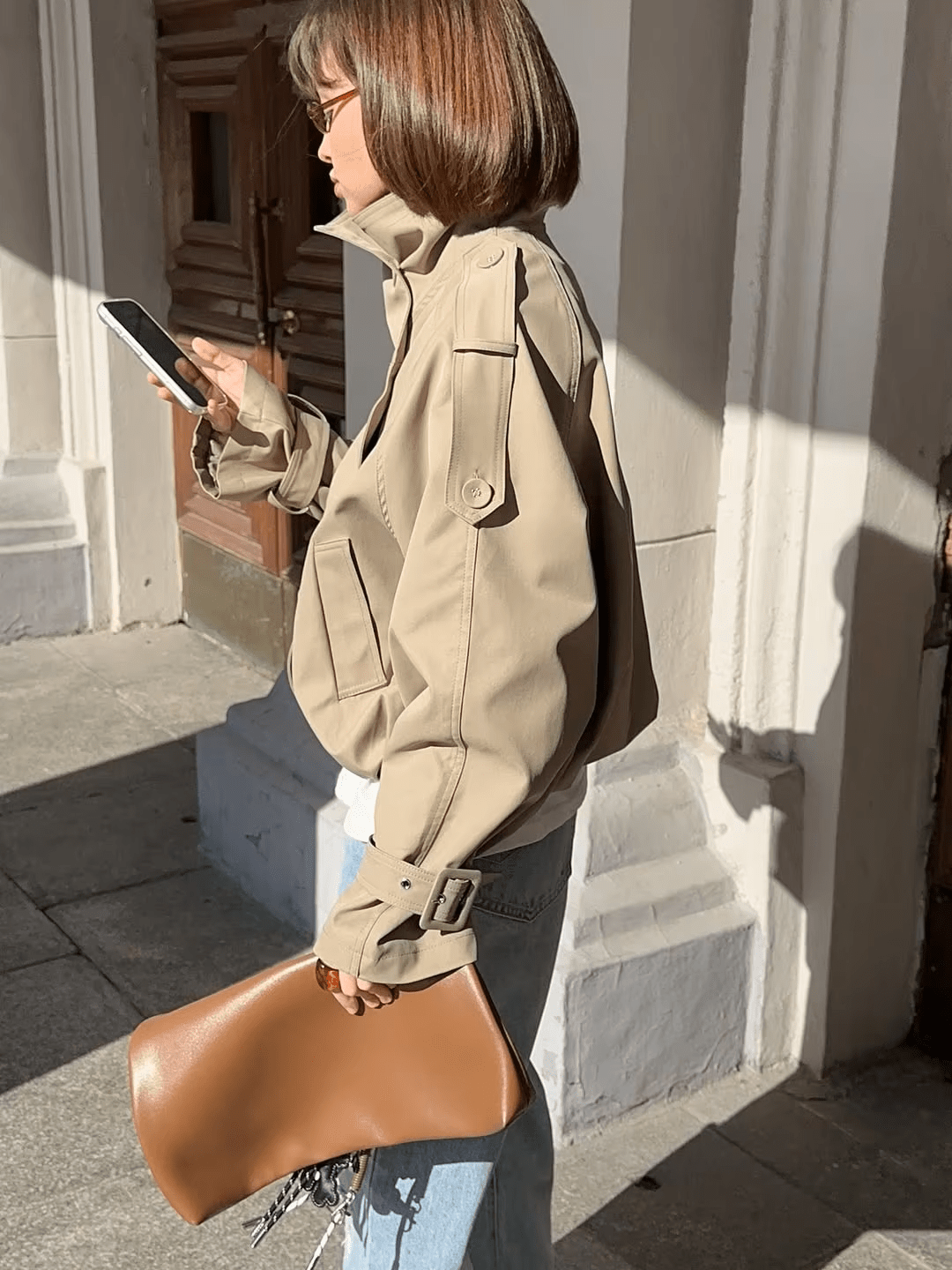 Kurze Trenchjacke mit hohem Kragen