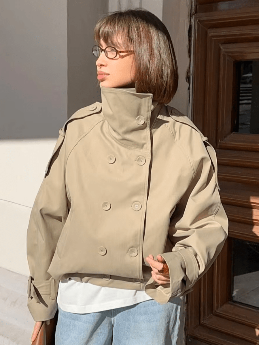 Kurze Trenchjacke mit hohem Kragen