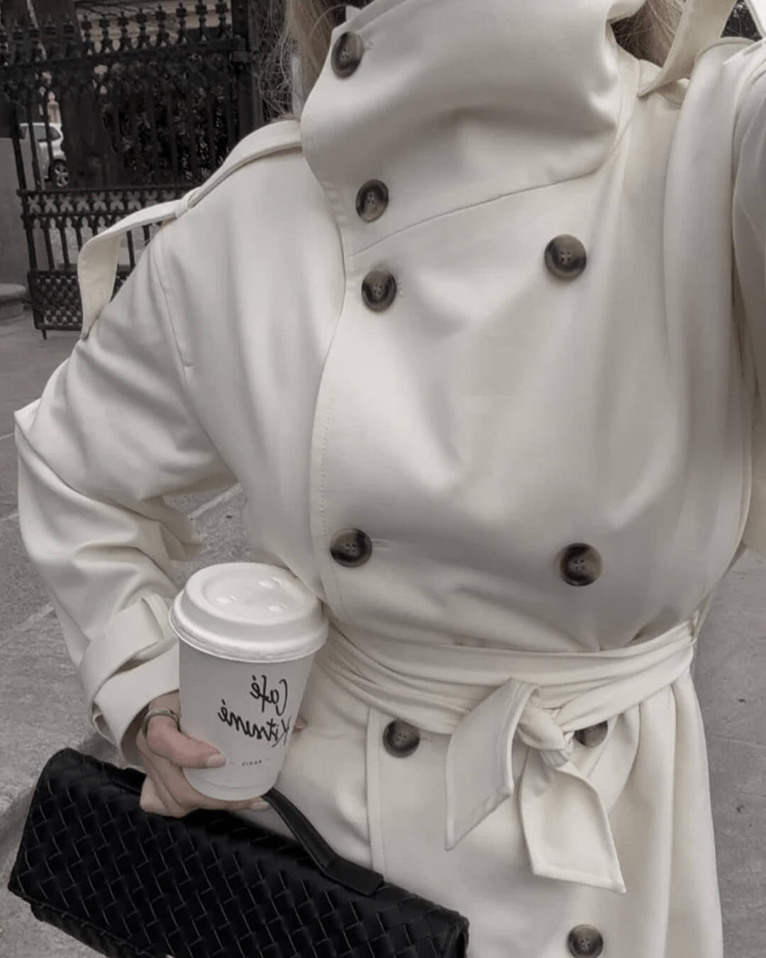 Langer Trenchcoat mit hohem Kragen und Gürtel