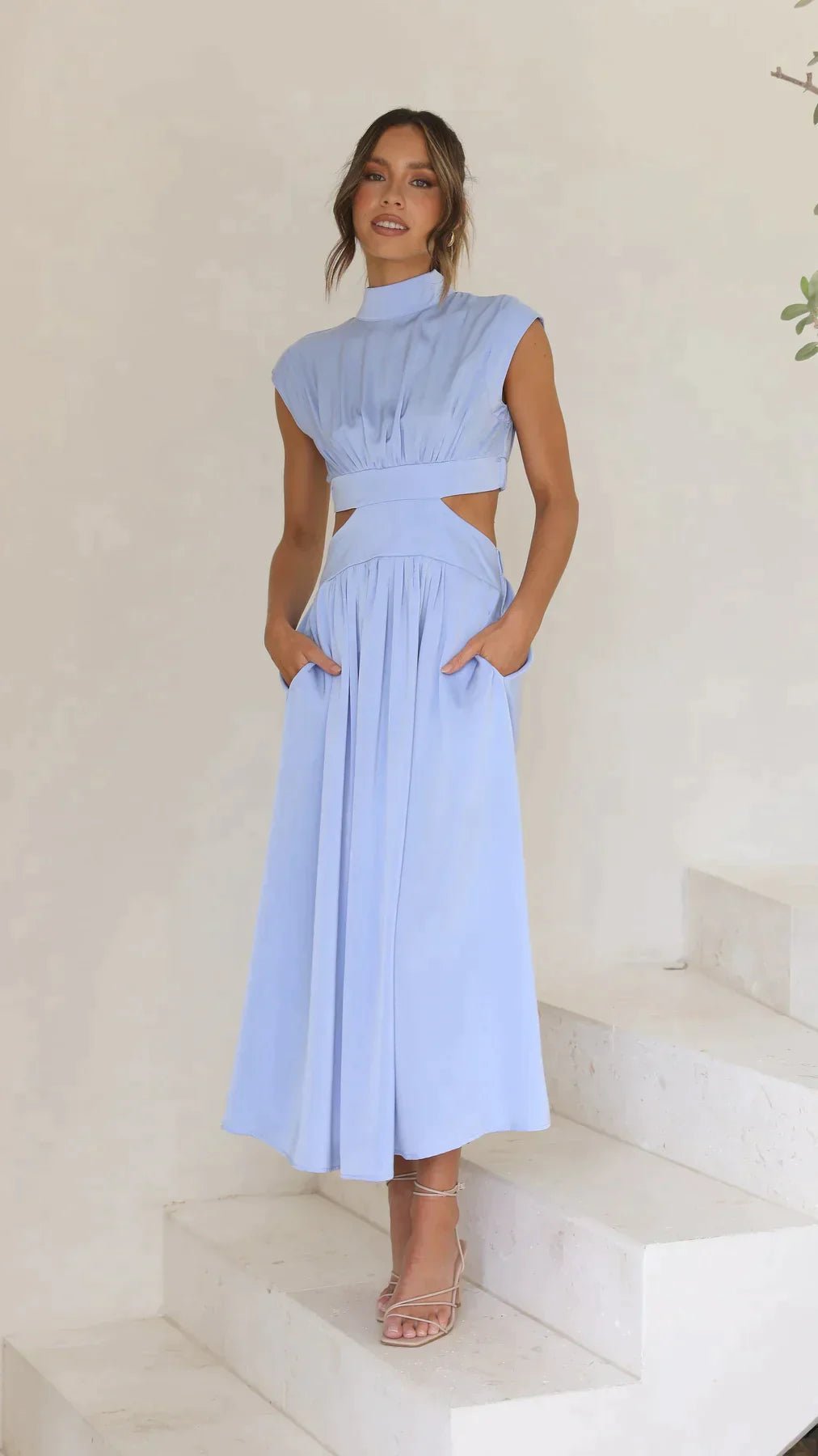 Midikleid mit Stehkragen und Cut-Out
