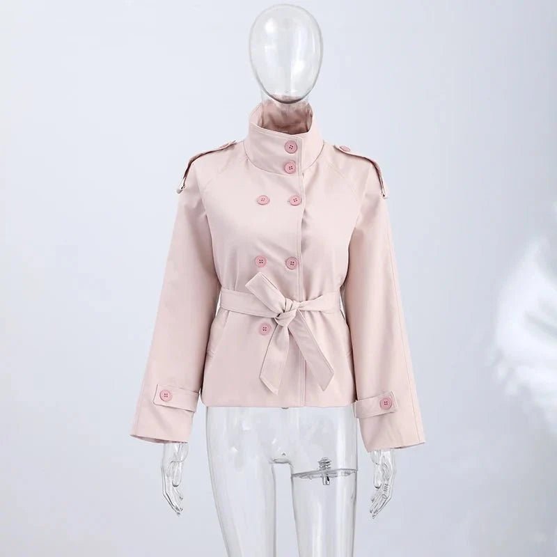 Trenchjacke mit hohem Kragen und doppelter Knopfleiste