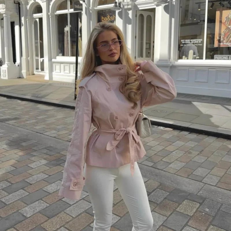 Trenchjacke mit hohem Kragen und doppelter Knopfleiste