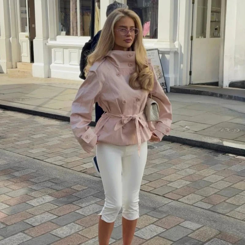 Trenchjacke mit hohem Kragen und doppelter Knopfleiste
