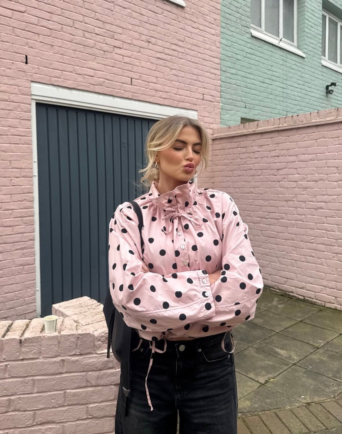Gepunktete Jacke mit hohem Kragen und Kordelzug