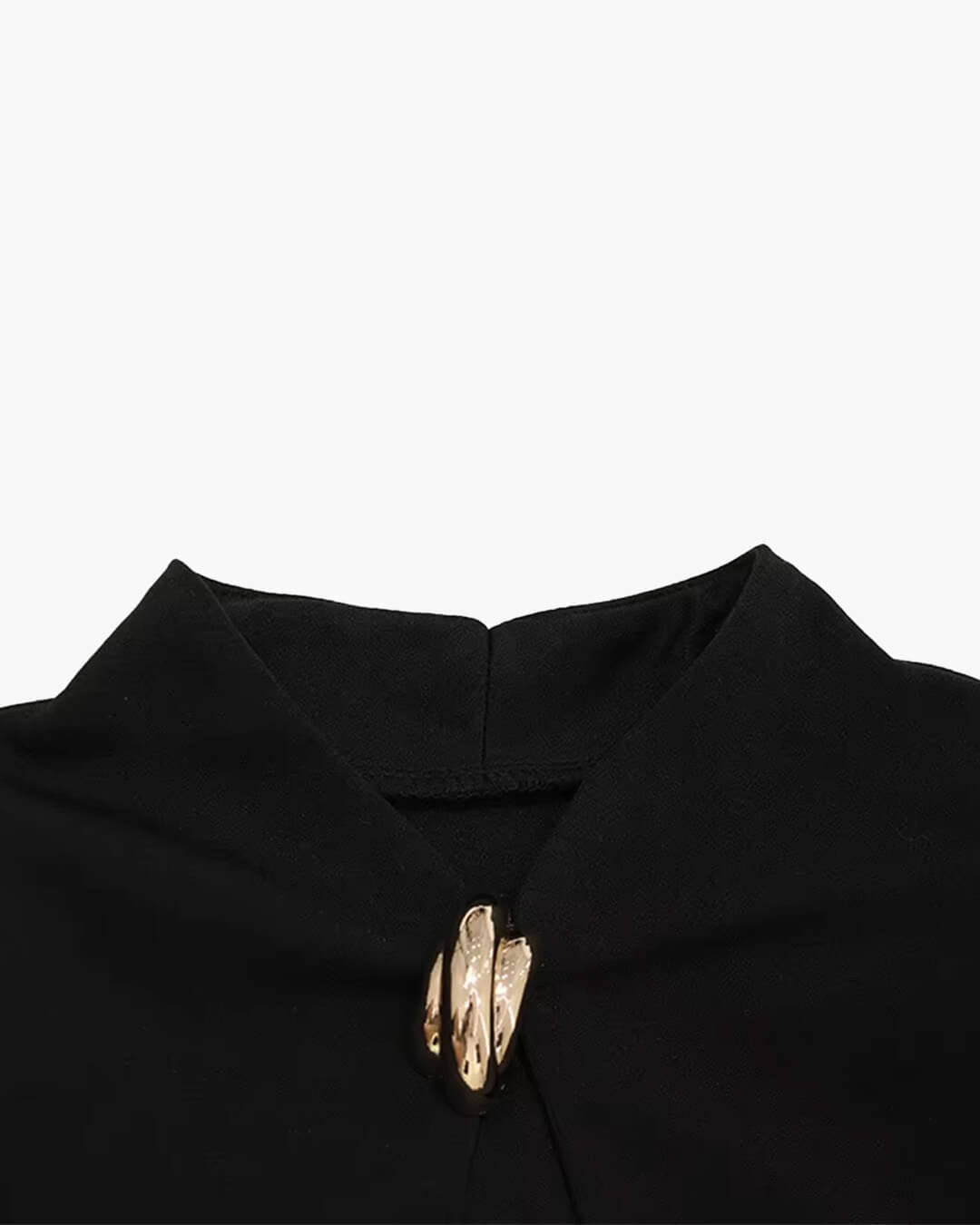 Hochgeschlossenes Spitzenminikleid mit Schlüssellochausschnitt