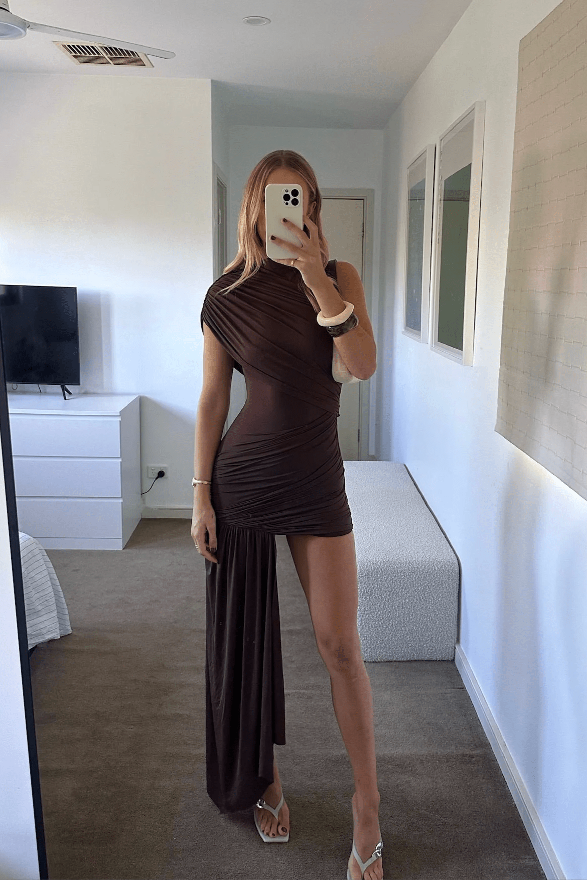 Helena – Gerafftes Minikleid mit hohem Kragen