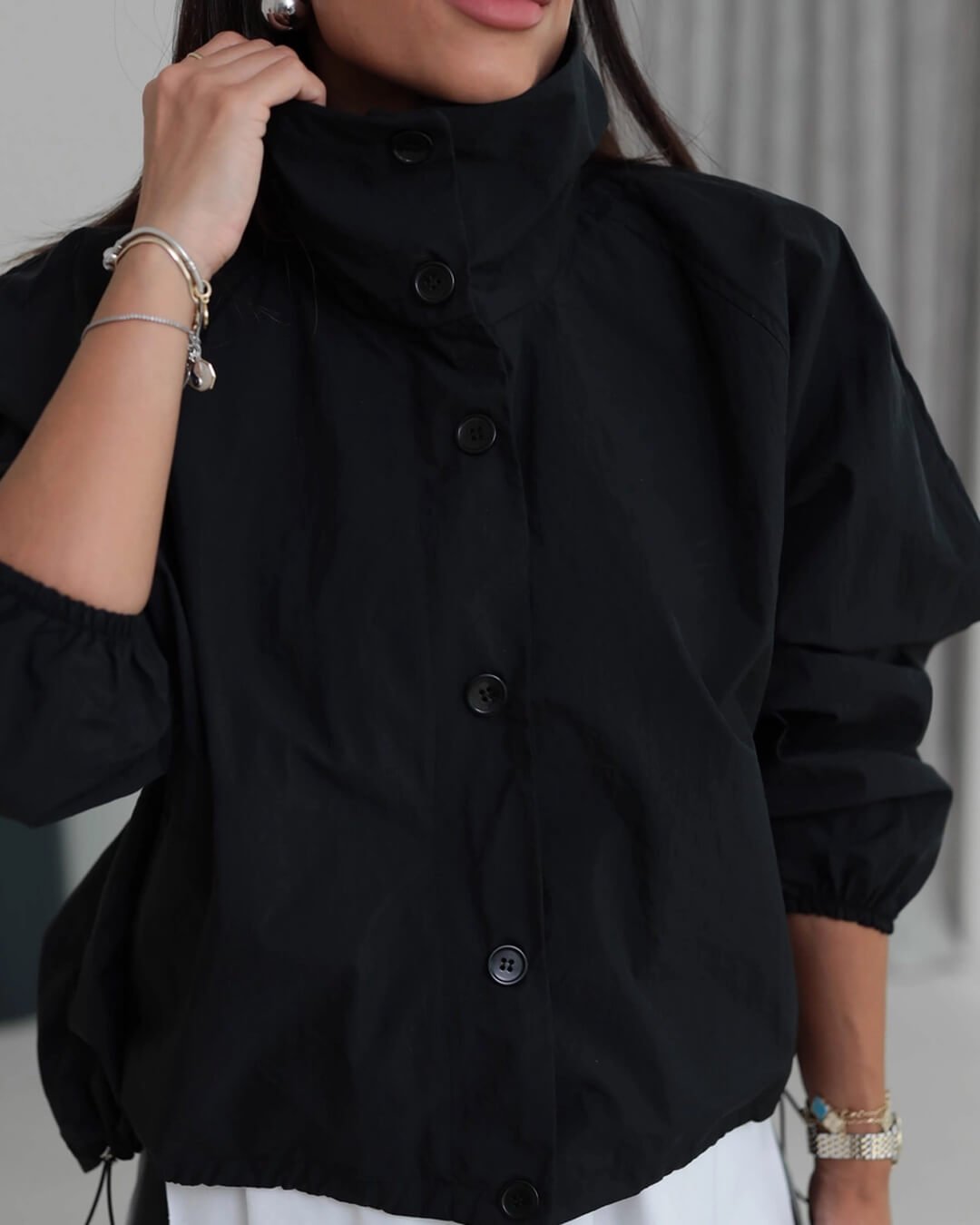Emilia – Taillierte Jacke mit hohem Kragen