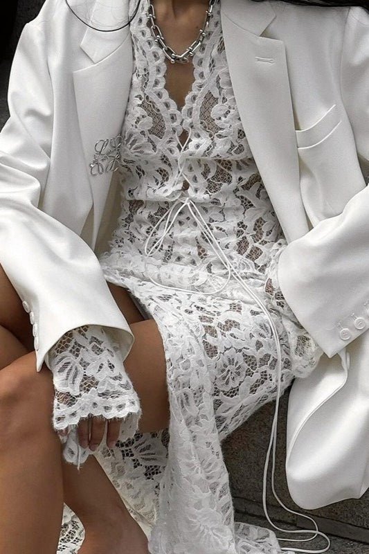 Spitzen-Maxikleid mit tiefem V, langen Ärmeln und Schlitz