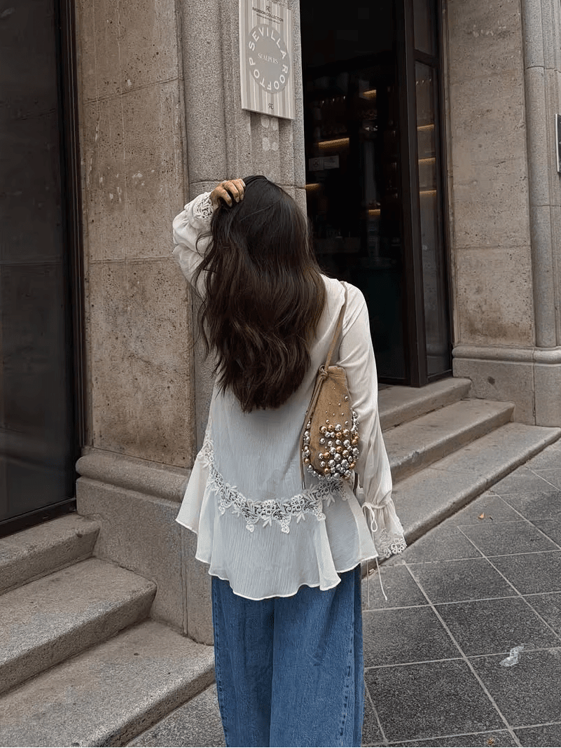 Spitzen-Cardigan mit Glockenärmeln und Cut-out
