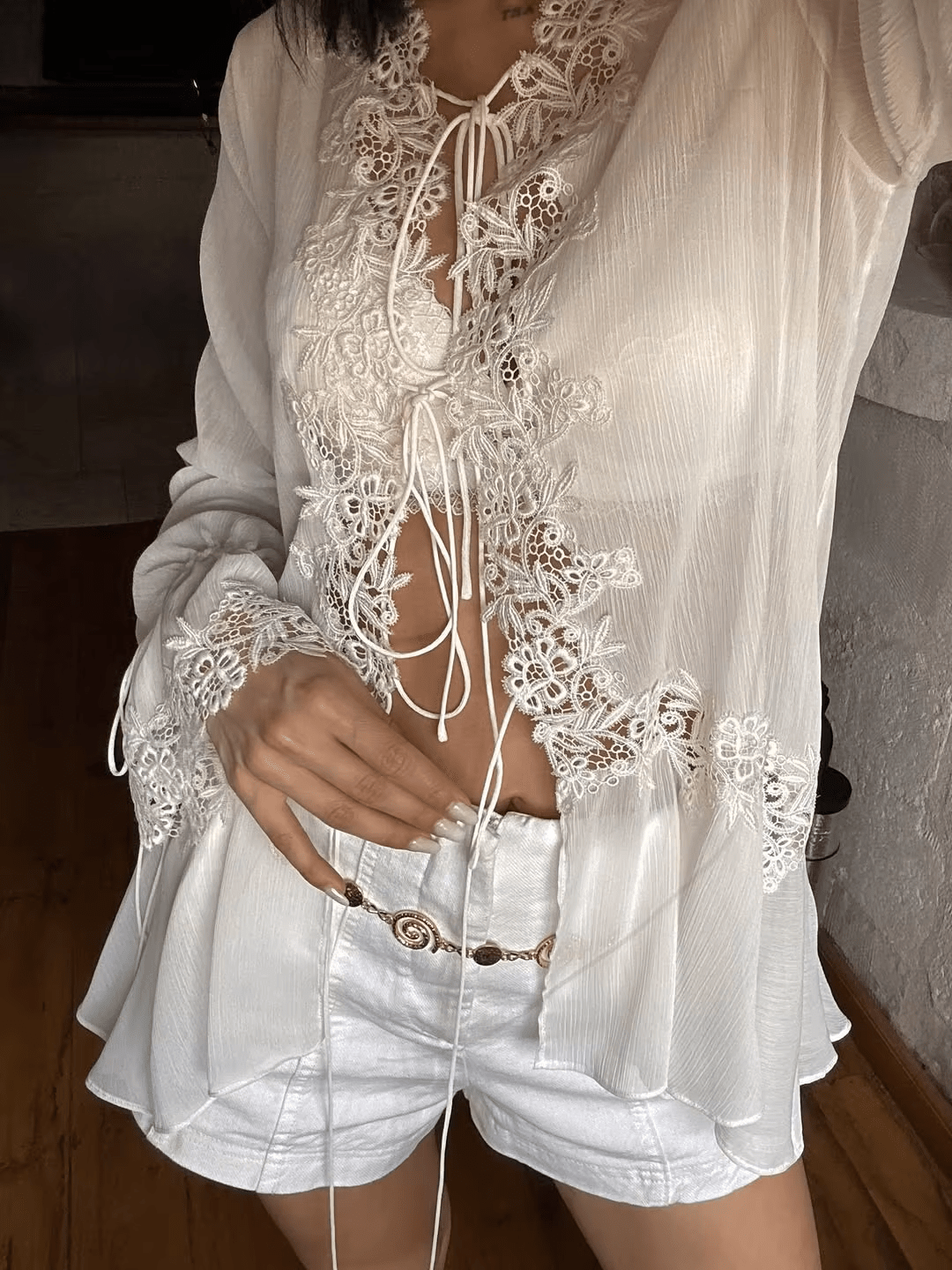 Spitzen-Cardigan mit Glockenärmeln und Cut-out