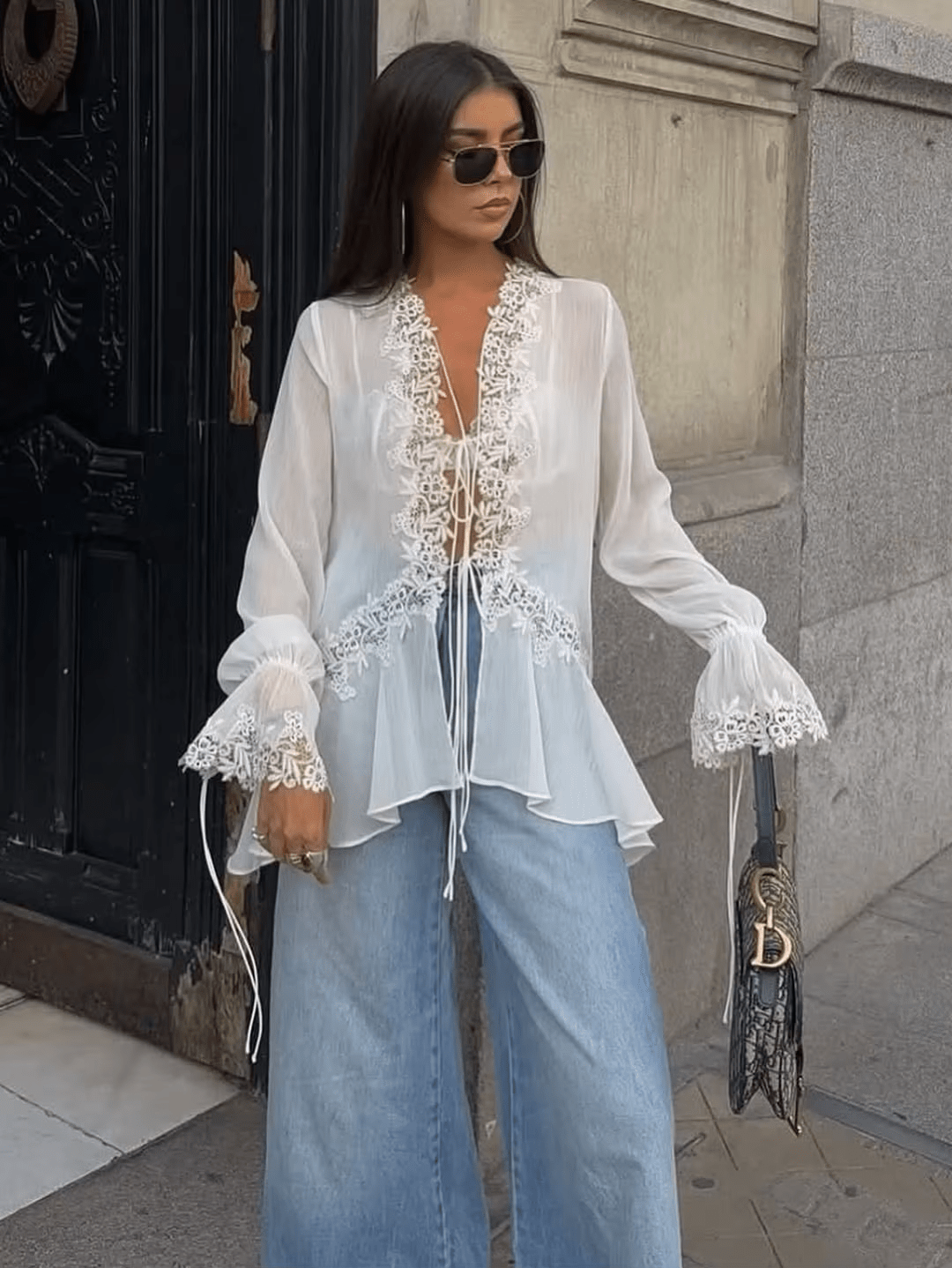 Spitzen-Cardigan mit Glockenärmeln und Cut-out