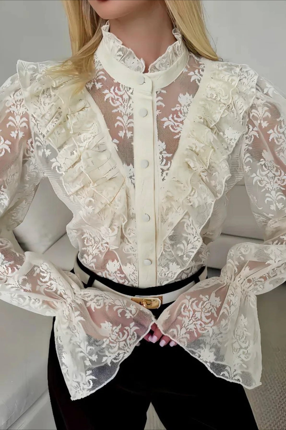Transparente Spitzenbluse mit Glockenärmeln