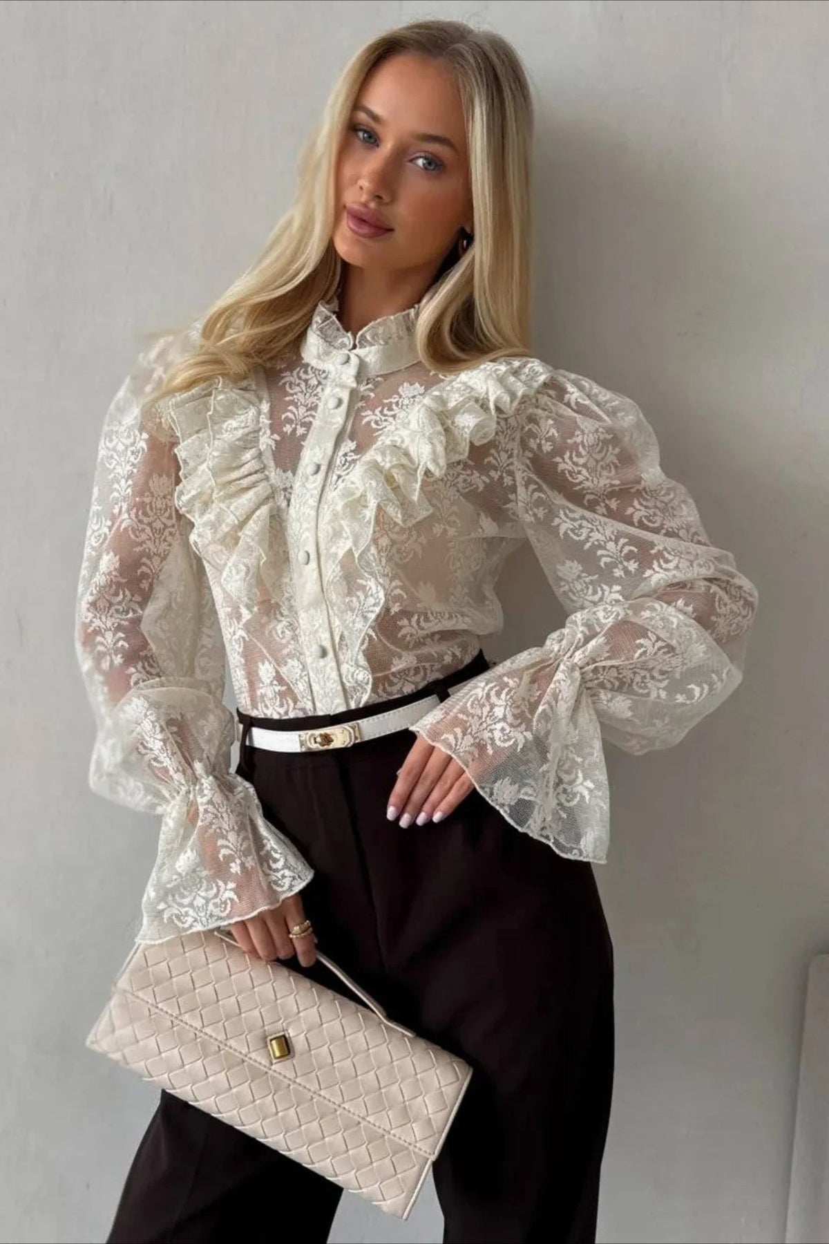 Transparente Spitzenbluse mit Glockenärmeln