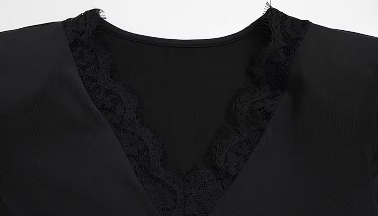 Schmal geschnittenes Langarm-Minikleid mit Spitzenbesatz