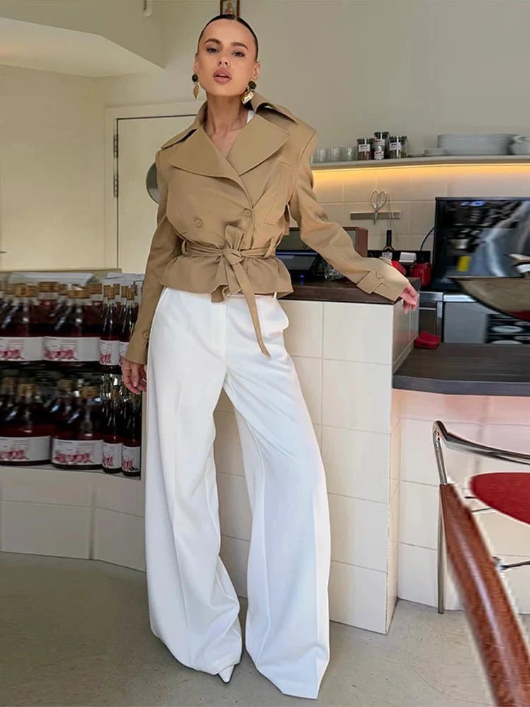 Kurzer Trenchcoat mit Revers und Schnürung