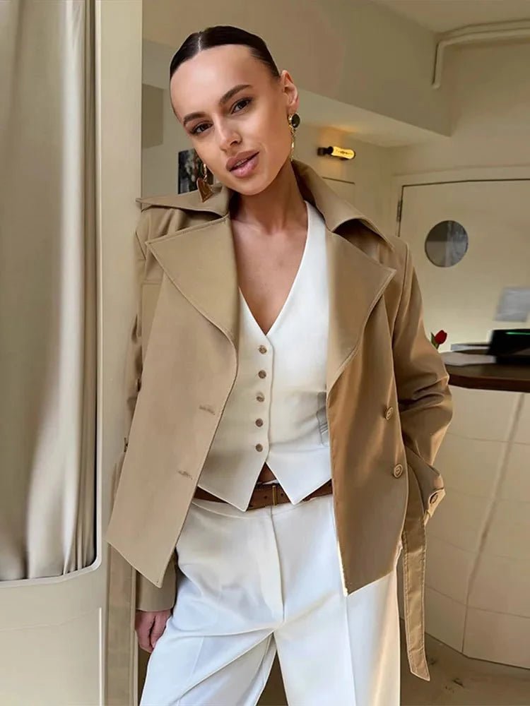 Kurzer Trenchcoat mit Revers und Schnürung