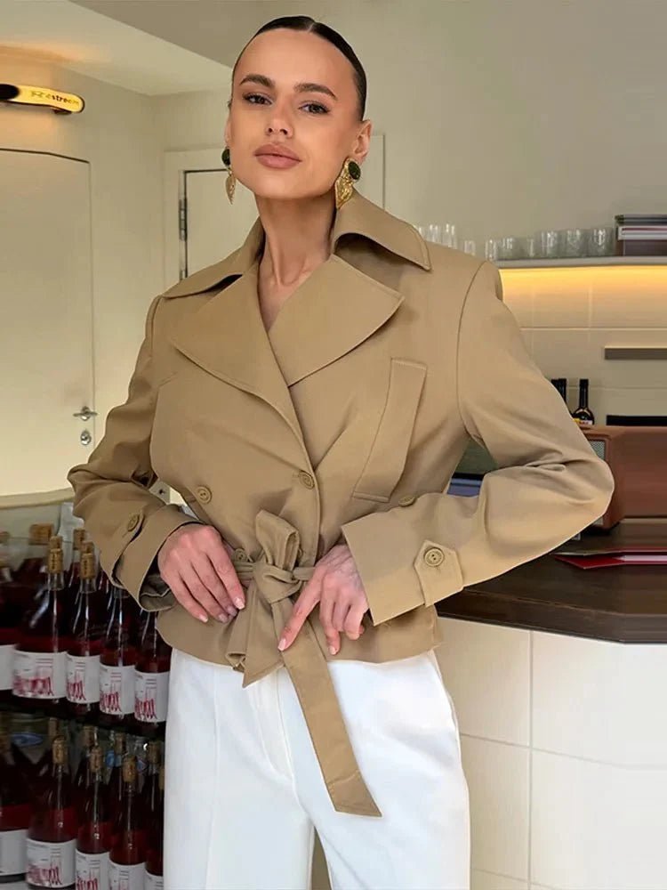 Kurzer Trenchcoat mit Revers und Schnürung