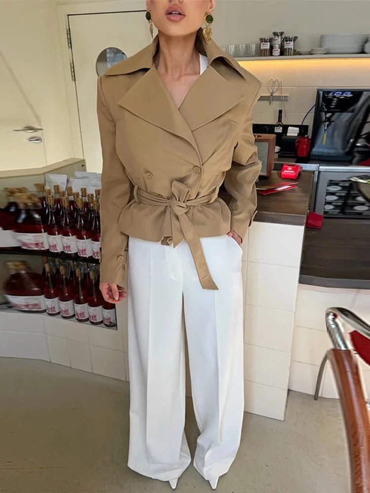 Kurzer Trenchcoat mit Revers und Schnürung